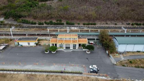 枋山車站，地理位置奇佳，踞山面海、坐擁海天一色美景，也是台灣鐵路系統最南端，為台灣鐵灣最南邊的車站，南廻鐵路從枋山車站後即進入中央山脈。