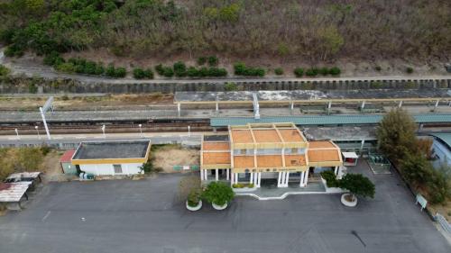 枋山車站，地理位置奇佳，踞山面海、坐擁海天一色美景，也是台灣鐵路系統最南端，為台灣鐵灣最南邊的車站，南廻鐵路從枋山車站後即進入中央山脈。