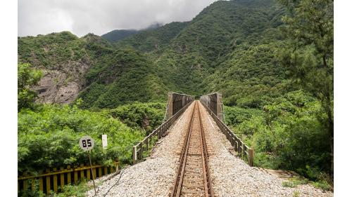 枋電隧道在內獅車站至枋山車站之間，枋電一號隧道長40公尺及枋電二號隧道長85公尺。
&nbsp;