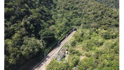 中央隧道(8,070公尺)位於中央號誌站經菩安號誌站(目前已廢棄)抵古莊號誌站之間。中央隧道頭頂上便是中央山脈，南迴鐵路就這樣穿越台灣本島的屋脊，同時也跨越屏東、台東兩縣的交界，來到台灣的東部。中央隧道是目前台灣鐵路中第二長之隧道，也是南廻線鐡路中最長的隧道。
&nbsp;