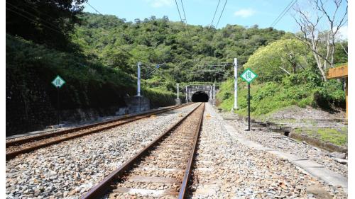 中央隧道(8,070公尺)位於中央號誌站經菩安號誌站(目前已廢棄)抵古莊號誌站之間。中央隧道頭頂上便是中央山脈，南迴鐵路就這樣穿越台灣本島的屋脊，同時也跨越屏東、台東兩縣的交界，來到台灣的東部。中央隧道是目前台灣鐵路中第二長之隧道，也是南廻線鐡路中最長的隧道。
&nbsp;