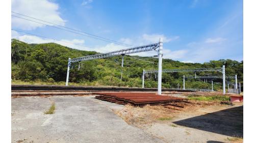 古莊車站 在2017年10月結束客運服務，降為號誌站。車站西端是古莊三號隧道，北端是古莊四號及五號隧道。
&nbsp;