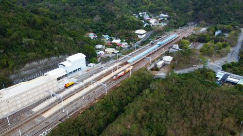 大武站站房為三層樓式的建築，一樓原本設計為售票口及候車室(目前已經全數搬至二樓)，二樓現為售、剪票口及候車室，三樓為行車室及月台，站在大武站月台上可以遠眺台九線公路及太平洋景色，這也是南迴線上特有的景觀之一。 【圖/大武車站列車進站】
&nbsp;