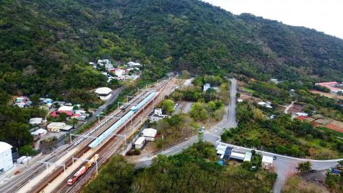 大武站站房為三層樓式的建築，一樓原本設計為售票口及候車室(目前已經全數搬至二樓)，二樓現為售、剪票口及候車室，三樓為行車室及月台，站在大武站月台上可以遠眺台九線公路及太平洋景色，這也是南迴線上特有的景觀之一。 【圖/大武車站列車進站】
&nbsp;