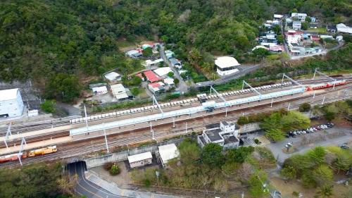 大武站站房為三層樓式的建築，一樓原本設計為售票口及候車室(目前已經全數搬至二樓)，二樓現為售、剪票口及候車室，三樓為行車室及月台，站在大武站月台上可以遠眺台九線公路及太平洋景色，這也是南迴線上特有的景觀之一。 【圖/大武車站】
&nbsp;