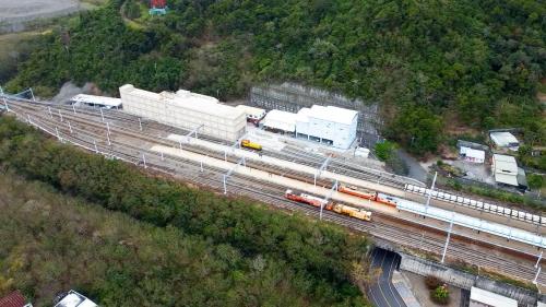 大武站站房為三層樓式的建築，一樓原本設計為售票口及候車室(目前已經全數搬至二樓)，二樓現為售、剪票口及候車室，三樓為行車室及月台，站在大武站月台上可以遠眺台九線公路及太平洋景色，這也是南迴線上特有的景觀之一。 【圖/大武車站】
&nbsp;