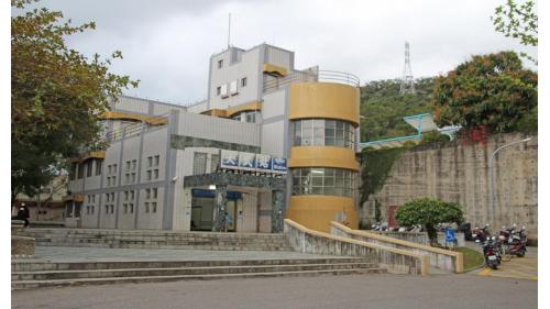 大武站站房為三層樓式的建築，一樓原本設計為售票口及候車室(目前已經全數搬至二樓)，二樓現為售、剪票口及候車室，三樓為行車室及月台，站在大武站月台上可以遠眺台九線公路及太平洋景色，這也是南迴線上特有的景觀之一。 【圖/大武車站】
&nbsp;