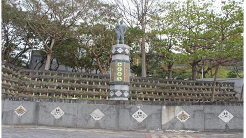 大武站站房為三層樓式的建築，一樓原本設計為售票口及候車室(目前已經全數搬至二樓)，二樓現為售、剪票口及候車室，三樓為行車室及月台，站在大武站月台上可以遠眺台九線公路及太平洋景色，這也是南迴線上特有的景觀之一。 【圖/大武車站】
&nbsp;