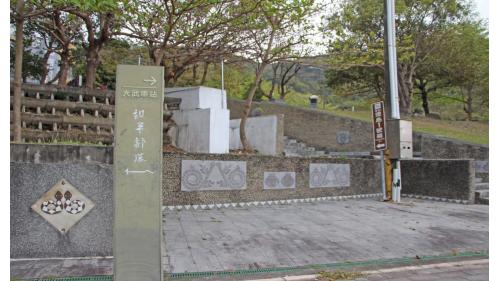 大武站站房為三層樓式的建築，一樓原本設計為售票口及候車室(目前已經全數搬至二樓)，二樓現為售、剪票口及候車室，三樓為行車室及月台，站在大武站月台上可以遠眺台九線公路及太平洋景色，這也是南迴線上特有的景觀之一。 【圖/大武車站】