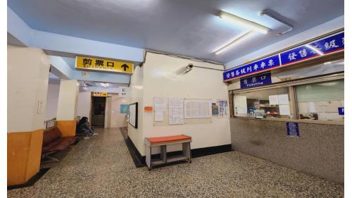 大武站站房為三層樓式的建築，一樓原本設計為售票口及候車室(目前已經全數搬至二樓)，二樓現為售、剪票口及候車室，三樓為行車室及月台，站在大武站月台上可以遠眺台九線公路及太平洋景色，這也是南迴線上特有的景觀之一。 【圖/大武車站】
&nbsp;