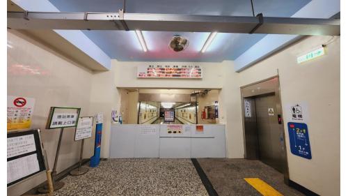 大武站站房為三層樓式的建築，一樓原本設計為售票口及候車室(目前已經全數搬至二樓)，二樓現為售、剪票口及候車室，三樓為行車室及月台，站在大武站月台上可以遠眺台九線公路及太平洋景色，這也是南迴線上特有的景觀之一。 【圖/大武車站】