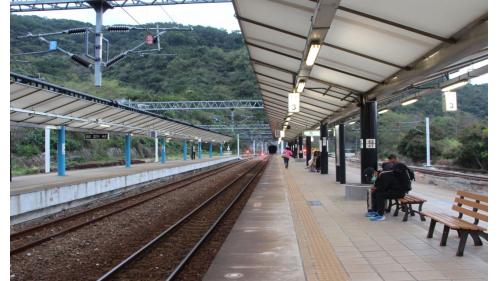 大武站站房為三層樓式的建築，一樓原本設計為售票口及候車室(目前已經全數搬至二樓)，二樓現為售、剪票口及候車室，三樓為行車室及月台，站在大武站月台上可以遠眺台九線公路及太平洋景色，這也是南迴線上特有的景觀之一。 【圖/大武車站】
&nbsp;