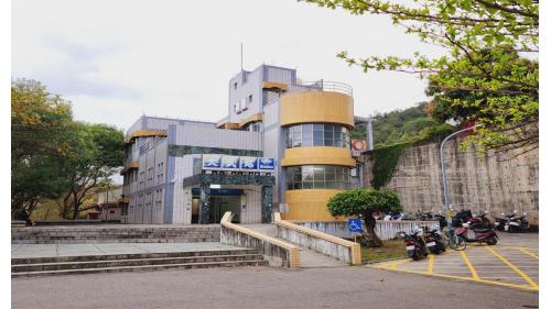 大武站站房為三層樓式的建築，一樓原本設計為售票口及候車室(目前已經全數搬至二樓)，二樓現為售、剪票口及候車室，三樓為行車室及月台，站在大武站月台上可以遠眺台九線公路及太平洋景色，這也是南迴線上特有的景觀之一。 【圖/大武車站】
&nbsp;