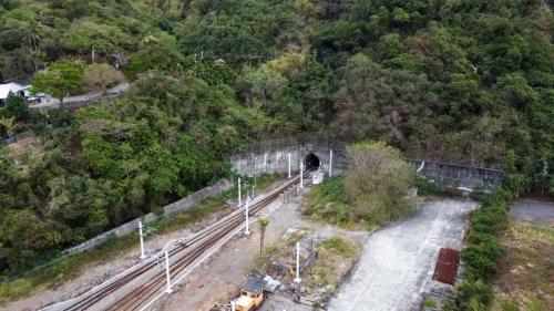 大武二號隧道位於大武車站北端至富山號誌站之間，長1,180公尺。