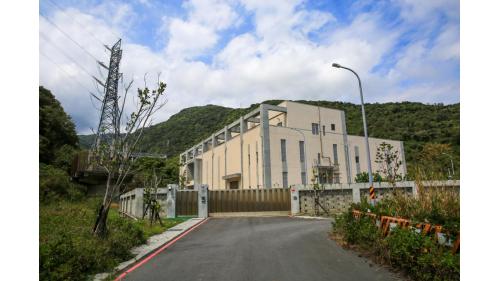 大武變電站位於大武與富山號誌站之間，是為因應南迴鐵路電氣化新設變電站，變電站建築節能、節水、綠化及景觀等均參考綠建築等級標準。
&nbsp;