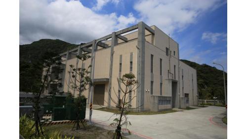 大武變電站位於大武與富山號誌站之間，是為因應南迴鐵路電氣化新設變電站，變電站建築節能、節水、綠化及景觀等均參考綠建築等級標準。
&nbsp;