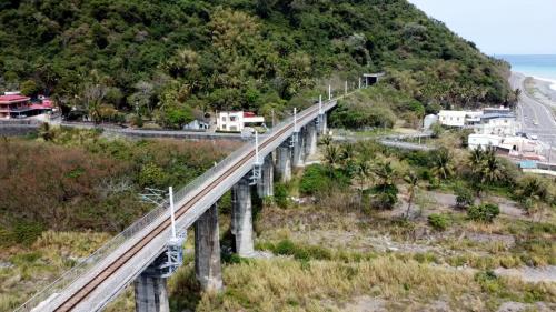 加津林隧道位在大武車站至富山號誌站之間，長3,652公尺。
&nbsp;