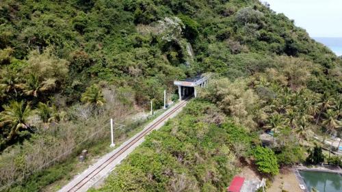 加津林隧道位在大武車站至富山號誌站之間，長3,652公尺。
&nbsp;