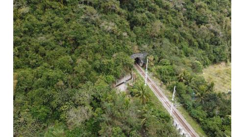 在富山號誌站至瀧溪車站之間，有富山隧道(74公尺)、大竹一號隧道(1452公尺)以及大竹溪橋。
&nbsp;