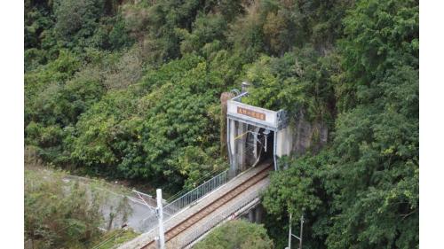 在富山號誌站至瀧溪車站之間，有富山隧道(74公尺)、大竹一號隧道(1452公尺)以及大竹溪橋。
&nbsp;