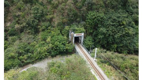 在富山號誌站至瀧溪車站之間，有富山隧道(74公尺)、大竹一號隧道(1452公尺)以及大竹溪橋。