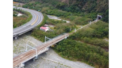 在富山號誌站至瀧溪車站之間，有富山隧道(74公尺)、大竹一號隧道(1452公尺)以及大竹溪橋。
&nbsp;