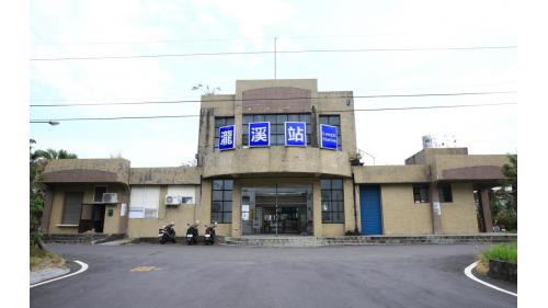 在富山號誌站至瀧溪車站之間，有富山隧道(74公尺)、大竹一號隧道(1452公尺)以及大竹溪橋。
&nbsp;