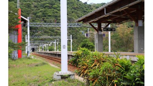 在富山號誌站至瀧溪車站之間，有富山隧道(74公尺)、大竹一號隧道(1452公尺)以及大竹溪橋。
&nbsp;