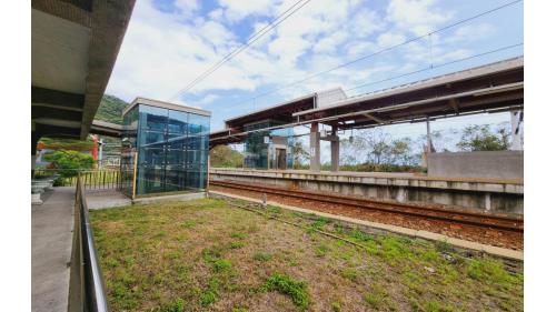 在富山號誌站至瀧溪車站之間，有富山隧道(74公尺)、大竹一號隧道(1452公尺)以及大竹溪橋。
&nbsp;