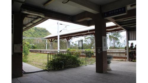 在富山號誌站至瀧溪車站之間，有富山隧道(74公尺)、大竹一號隧道(1452公尺)以及大竹溪橋。