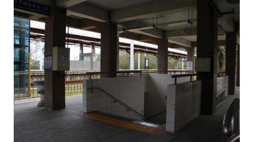在富山號誌站至瀧溪車站之間，有富山隧道(74公尺)、大竹一號隧道(1452公尺)以及大竹溪橋。
&nbsp;