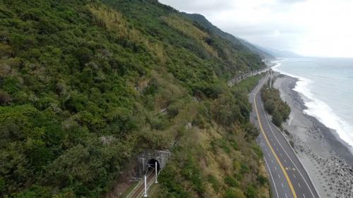 大竹二號隧位於瀧溪站與多良站之間，長1,490公尺。
&nbsp;