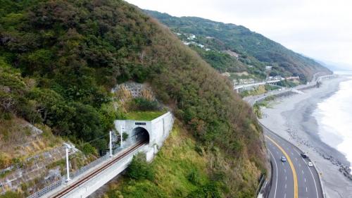 新多良一號隧道為南迴鐵路電氣化新建改線路段，以取代原有之瀧溪、大竹四號及多良一號等三座隧道，位於台東縣太麻里鄉多良廢站南側。
&nbsp;