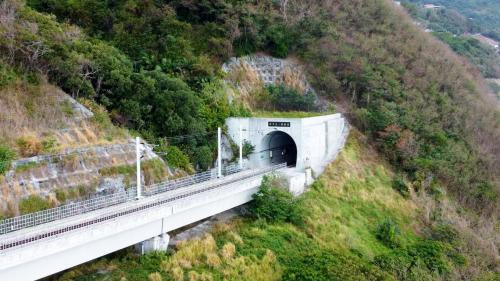新多良一號隧道為南迴鐵路電氣化新建改線路段，以取代原有之瀧溪、大竹四號及多良一號等三座隧道，位於台東縣太麻里鄉多良廢站南側。
&nbsp;