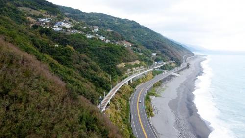 新多良一號隧道為南迴鐵路電氣化新建改線路段，以取代原有之瀧溪、大竹四號及多良一號等三座隧道，位於台東縣太麻里鄉多良廢站南側。
&nbsp;