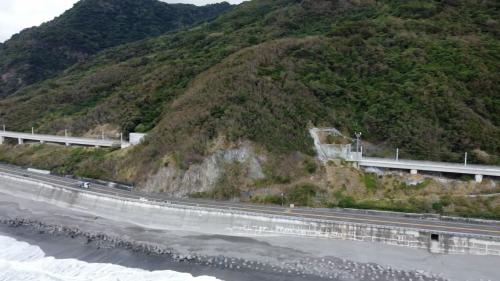 新多良一號隧道為南迴鐵路電氣化新建改線路段，以取代原有之瀧溪、大竹四號及多良一號等三座隧道，位於台東縣太麻里鄉多良廢站南側。
&nbsp;