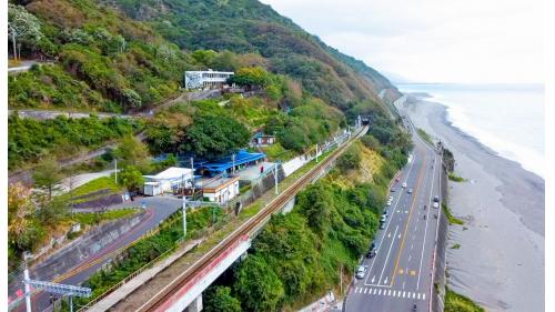 多良車站位於瀧溪站與金崙站區間，自2006年7月1日起結束旅客業務，同年10月1日正式裁撤。站在多良車站可以眺望美麗的太平洋，素有「全臺灣最美的火車站」，更是國內外鐵道迷熱門朝聖地點，網美與部落客打卡夯景點。
&nbsp;