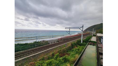 多良車站位於瀧溪站與金崙站區間，自2006年7月1日起結束旅客業務，同年10月1日正式裁撤。