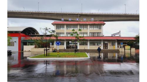 金崙站位於太麻里鄉金崙村，車站站體採高挑三層樓玻璃採光設計。站內設有「鐵路之旅 - 小站巡禮紀念章」及「鐵道旅行&middot;幸福美好111」之戳章，供旅客蓋戳留念。
