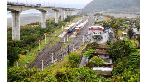 金崙站位於太麻里鄉金崙村，車站站體採高挑三層樓玻璃採光設計。站內設有「鐵路之旅 - 小站巡禮紀念章」及「鐵道旅行&middot;幸福美好111」之戳章，供旅客蓋戳留念。