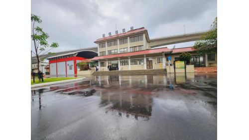 金崙站位於太麻里鄉金崙村，車站站體採高挑三層樓玻璃採光設計。站內設有「鐵路之旅 - 小站巡禮紀念章」及「鐵道旅行&middot;幸福美好111」之戳章，供旅客蓋戳留念。
&nbsp;