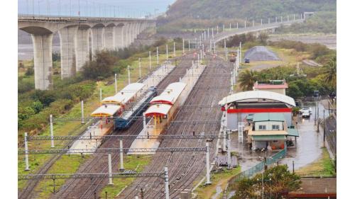 金崙站位於太麻里鄉金崙村，車站站體採高挑三層樓玻璃採光設計。站內設有「鐵路之旅 - 小站巡禮紀念章」及「鐵道旅行&middot;幸福美好111」之戳章，供旅客蓋戳留念。
&nbsp;