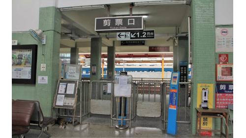 金崙站位於太麻里鄉金崙村，車站站體採高挑三層樓玻璃採光設計。站內設有「鐵路之旅 - 小站巡禮紀念章」及「鐵道旅行&middot;幸福美好111」之戳章，供旅客蓋戳留念。
&nbsp;