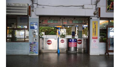 太麻里車站位於臺東縣太麻里鄉，在「迎接千禧年第一道曙光」活動中聲名大噪，號稱台灣最早看見日出的車站。
&nbsp;