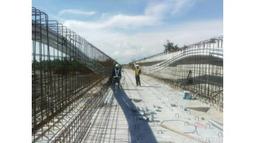 牛埔川橋位於鎮安車站北方900公尺處，為配合南州站至林邊站雙軌化工程進行改建，採半半施工方式，先於東正線(山側)新建單軌預力混凝土橋，將既有軌道切換至新橋後，再拆除舊有鋼梁橋，於原地改建為預力混凝土橋(西正線)。改建工程包括遷移系統機電相關設備、改建橋梁及路堤段，改建後之牛埔川橋長106公尺，為下承式3跨連續預力U型梁，係國內鐵路跨距最大的U型梁橋。【圖/Ｕ型梁預力套管安裝】
&nbsp;