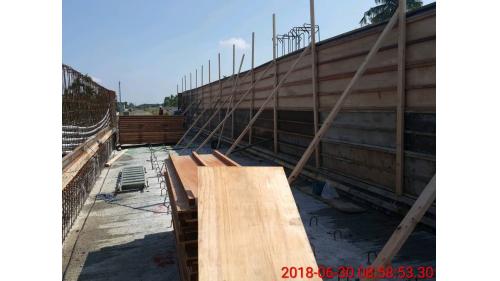 牛埔川橋位於鎮安車站北方900公尺處，為配合南州站至林邊站雙軌化工程進行改建，採半半施工方式，先於東正線(山側)新建單軌預力混凝土橋，將既有軌道切換至新橋後，再拆除舊有鋼梁橋，於原地改建為預力混凝土橋(西正線)。改建工程包括遷移系統機電相關設備、改建橋梁及路堤段，改建後之牛埔川橋長106公尺，為下承式3跨連續預力U型梁，係國內鐵路跨距最大的U型梁橋。【圖/Ｕ型梁腹板模板組立】
&nbsp;