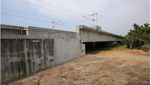 牛埔川橋位於鎮安車站北方900公尺處，為配合南州站至林邊站雙軌化工程進行改建，採半半施工方式，先於東正線(山側)新建單軌預力混凝土橋，將既有軌道切換至新橋後，再拆除舊有鋼梁橋，於原地改建為預力混凝土橋(西正線)。改建工程包括遷移系統機電相關設備、改建橋梁及路堤段，改建後之牛埔川橋長106公尺，為下承式3跨連續預力U型梁，係國內鐵路跨距最大的U型梁橋。
&nbsp;