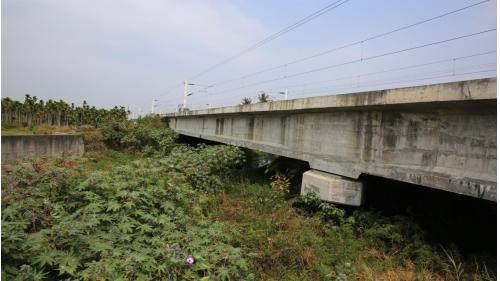 牛埔川橋位於鎮安車站北方900公尺處，為配合南州站至林邊站雙軌化工程進行改建，採半半施工方式，先於東正線(山側)新建單軌預力混凝土橋，將既有軌道切換至新橋後，再拆除舊有鋼梁橋，於原地改建為預力混凝土橋(西正線)。改建工程包括遷移系統機電相關設備、改建橋梁及路堤段，改建後之牛埔川橋長106公尺，為下承式3跨連續預力U型梁，係國內鐵路跨距最大的U型梁橋。