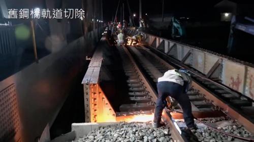 北勢溪橋位於枋寮站北端，舊橋長度約50公尺(3座橋墩，4跨鋼橋)。北勢溪橋改建工程，因受用地範圍及枋寮站進站道岔線之限制，故考量後採側推工法，該工法係第一次運用於國內鐵路工程。其作法為先於營運軌道旁之北勢溪河床上，架設臨時鋼構便橋及暫撐座，再將鋼構件吊裝於暫撐座上組裝。北勢溪橋改建後鋼橋梁跨距為76公尺(河中無落墩)，總長度為77.5公尺，總重量(鋼橋及軌道)約為2,100公噸。