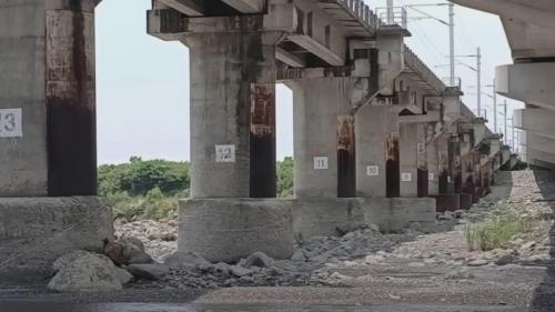 台鐵利嘉溪橋總長418公尺，於知本站與康樂站間跨越利嘉溪（共20跨、跨距19.8公尺）。利嘉溪為臺東縣管之沖刷型河川，長期侵蝕之下致使原橋梁基礎裸露，嚴重處甚至逾10公尺，爰於2016年11月決議局部改線，另建雙軌橋梁。新建利嘉溪橋長455公尺，以40.5公尺跨距（共10跨）跨越利嘉溪。
&nbsp;